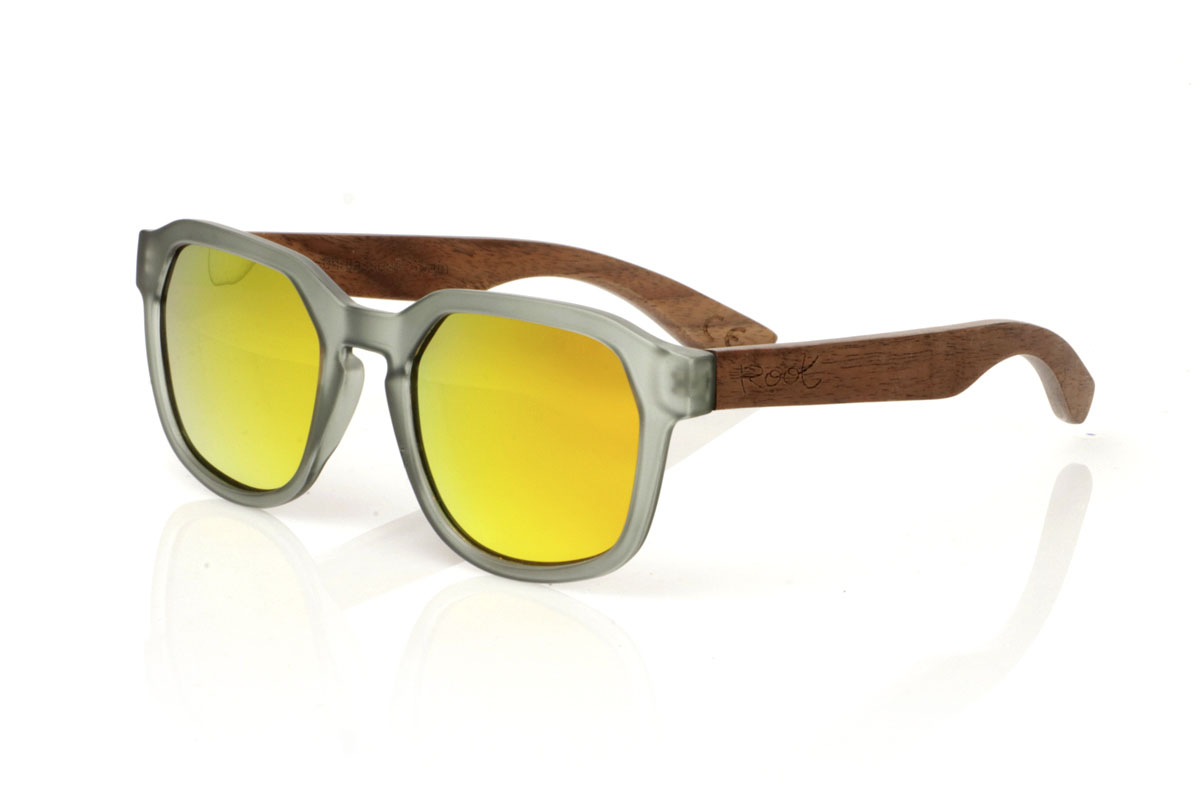 Wood eyewear of Walnut MOON BLACK. The MOON BLACK are your new favorite sunglasses, with a hexagonal PC frame in matte transparent gray and walnut wood temples. Perfect for those looking for a special touch in their daily life, these glasses mix design and nature in a unique way. Comfortable to wear and great for seeing everything in a new light, they adapt to any look and occasion. Moon black are the ideal complement for any face. Try them and feel how they complement your style. Front measurement: 148x50mm. Caliber: 53 for Wholesale & Retail | Root Sunglasses® 